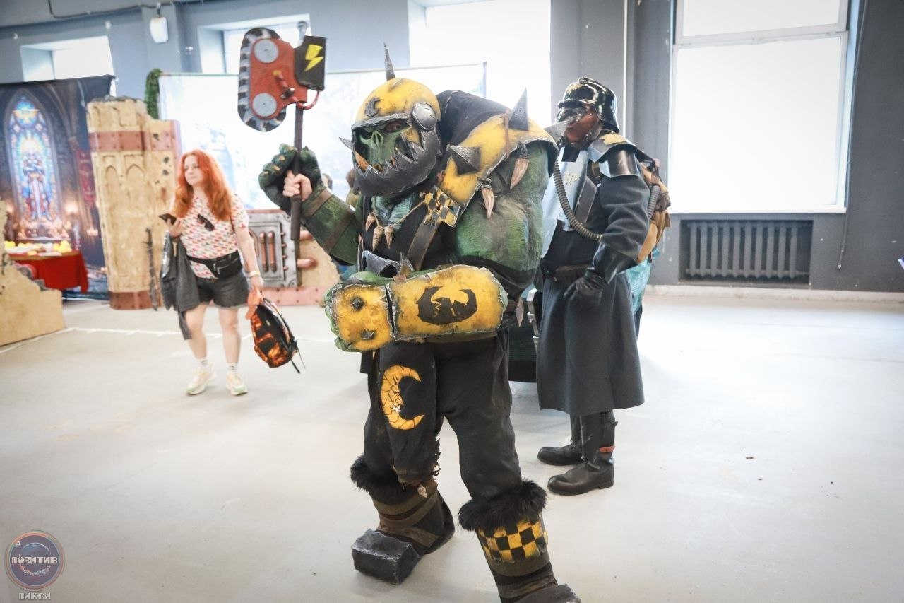 Косплей орка Warhammer 40 000 с молотом на фестивале Games Day